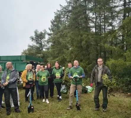 Wspólne sadzenie lasu: pracownicy firmy Specjał posadzili buki, jodły i jawory