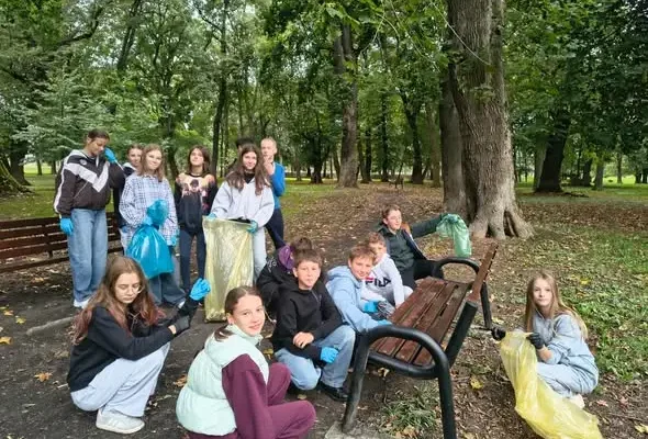 Uczniowie klas 4-8 posprzątali okolicę szkoły w ramach 33. Akcji Sprzątania Świata