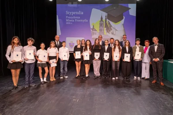 Stypendia Prezydenta Przemyśla wręczone. Wśród nagrodzonych uczniowie Małego Słowaka