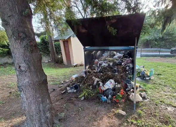 Pożar kontenera na śmieci w Medyce — interwencja OSP