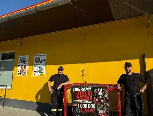 Nowy kontener na nakrętki i opakowania kaucyjne przy sklepie Piotruś Pan w Krzywczy