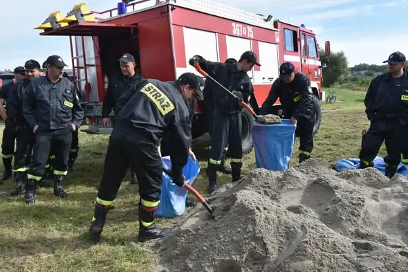 Manewry OLiOC w Łuczycach: strażacy z Gminy Przemyśl ćwiczyli obronę przed powodzią
