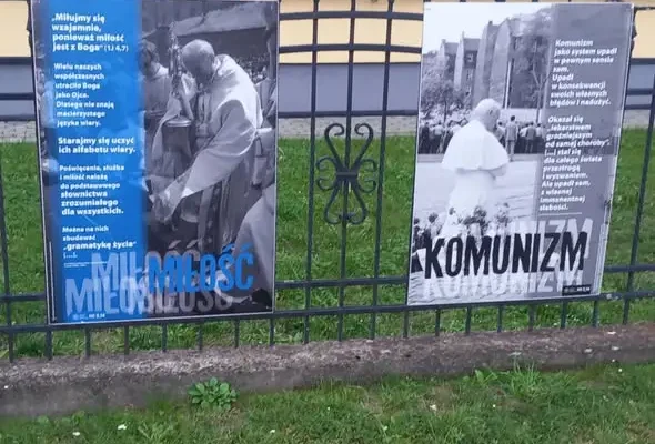 Wystawa o bł. kardynale Wyszyńskim przed szkołą w Buszkowicach