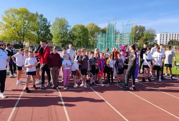 Test Coopera i integracja na stadionie – uczniowie klasy 4b ze Stowarzyszeniem Sportis