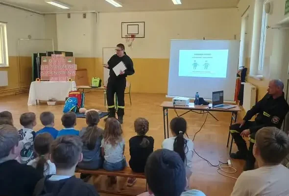 Buszkowice: strażacy OSP uczyli uczniów pierwszej pomocy i obsługi AED