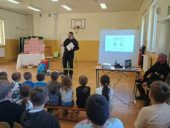 Buszkowice: strażacy OSP uczyli uczniów pierwszej pomocy i obsługi AED