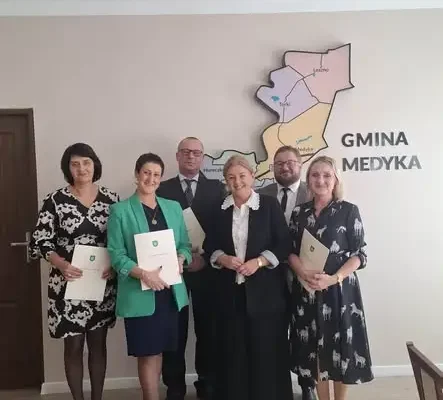 Nagrody dla dyrektorów szkół i przedszkoli z Gminy Medyka z okazji Dnia Edukacji Narodowej