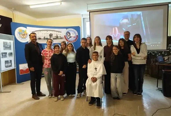 Dzień Papieski w szkole – montaż słowno-muzyczny i kremówki dla uczniów