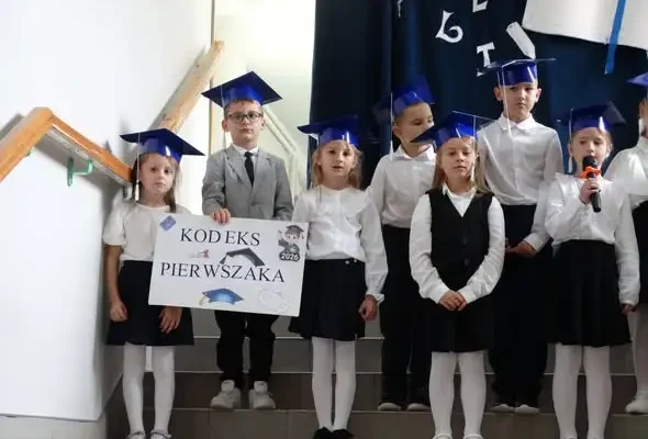 Pasowanie pierwszaków i Dzień Edukacji Narodowej w szkole w Krzywczy