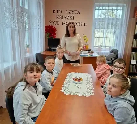 Kolorowa jesień w świecie książek – fotorelacja z zajęć bibliotecznych w Kalnikowie