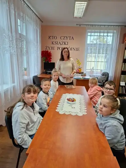 Kolorowa jesień w świecie książek – fotorelacja z zajęć bibliotecznych w Kalnikowie