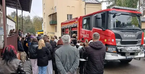 Próbna ewakuacja i pokaz sprzętu strażackiego w szkołach w Krasiczynie
