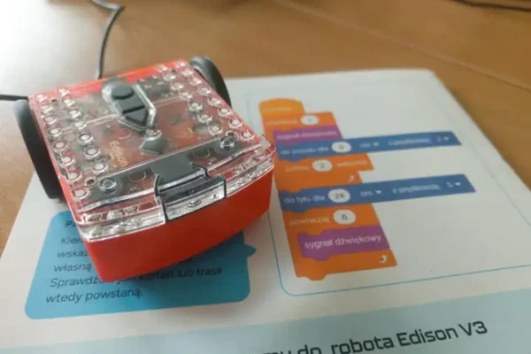 Szóstoklasiści z Krzywczy programowali robota Edison na lekcji informatyki
