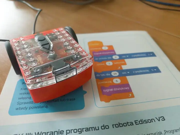 Szóstoklasiści z Krzywczy programowali robota Edison na lekcji informatyki