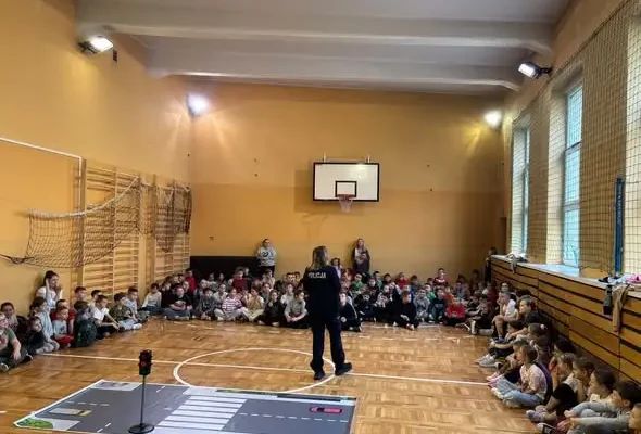 Policjantka uczyła najmłodszych, jak bezpiecznie poruszać się po drodze