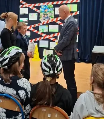 Uczniowie z Przemyśla odebrali kaski rowerowe po zdaniu egzaminu na kartę rowerową