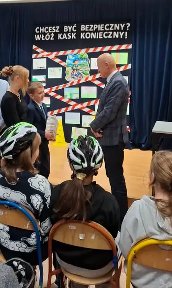 Uczniowie z Przemyśla odebrali kaski rowerowe po zdaniu egzaminu na kartę rowerową