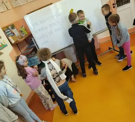 Klasa 2b aktywnie omawia lekturę „O Kamilu, który patrzy rękami”