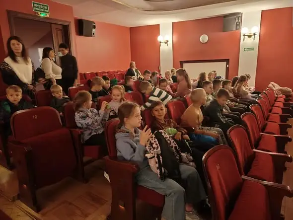 Mali widzowie z klas I–III w świecie baśni Andersena w Przemyślu