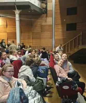 Uczniowie klasy III B w Zamku Kazimierzowskim: spektakl „Koło Natury – Emisja z wysoka”