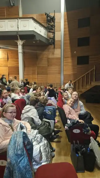 Uczniowie klasy III B w Zamku Kazimierzowskim: spektakl „Koło Natury – Emisja z wysoka”