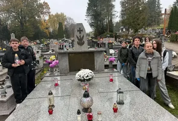 Uczniowie z Krzywczy uporządkowali groby bohaterów i nauczycieli