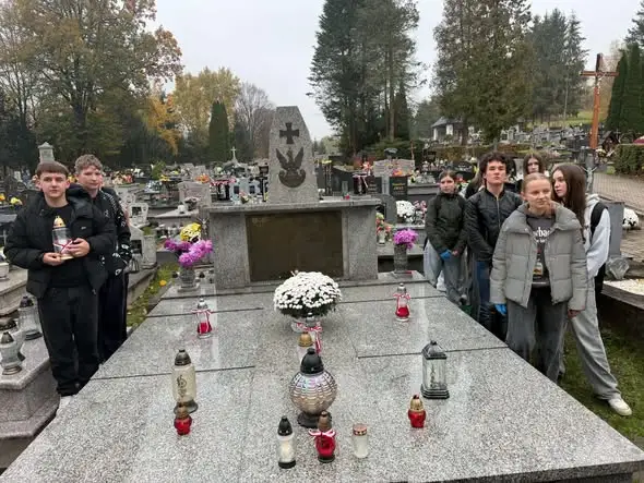 Uczniowie z Krzywczy uporządkowali groby bohaterów i nauczycieli