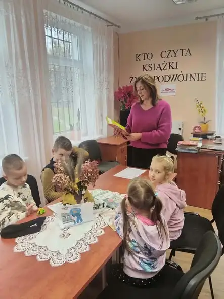 Jesienne warsztaty w bibliotece w Kalnikowie – kasztanowe inspiracje