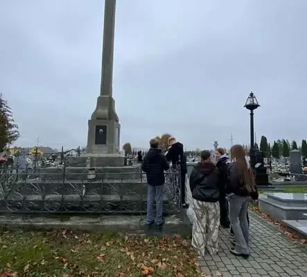 Uczniowie z Żurawicy zapalili znicze na grobach nauczycieli i powstańca