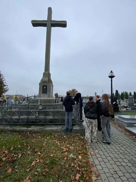 Uczniowie z Żurawicy zapalili znicze na grobach nauczycieli i powstańca