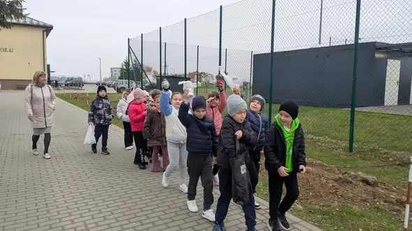 Uczniowie klasy II ze szkoły w Fredropolu odwiedzili cmentarz – lekcja pamięci i szacunku